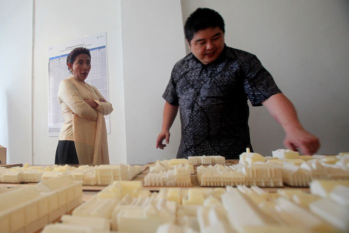 Lin Che Wei dan Menteri Kelautan dan Perikanan Susi PudjiastutiSusi Pudjiastuti memirsa miniatur Kota Tua Batavia.