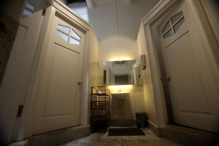 Toilet dan kamar mandi dibedakan dengan jelas dan didesain dengan lubang saluran pembuangan udara.
