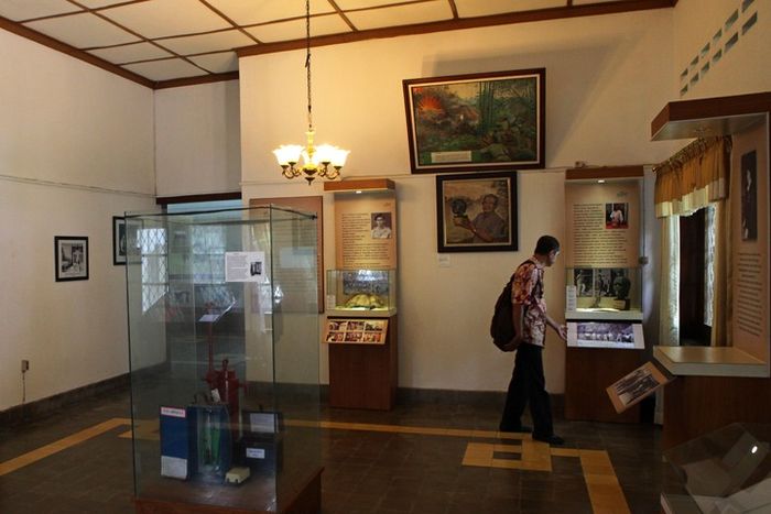 Suasana Museum UGM, yang menampilkan koleksi kenangan para pendiri dan perintis kampus itu. Museum menempati rumah dinas dosen di Bulaksumur D-6 dan D-7.