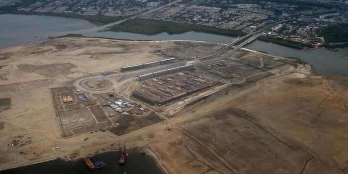 Pengerjaan proyek pembangunan permukiman, perkantoran, dan kawasan niaga, di pulau hasil reklamasi d