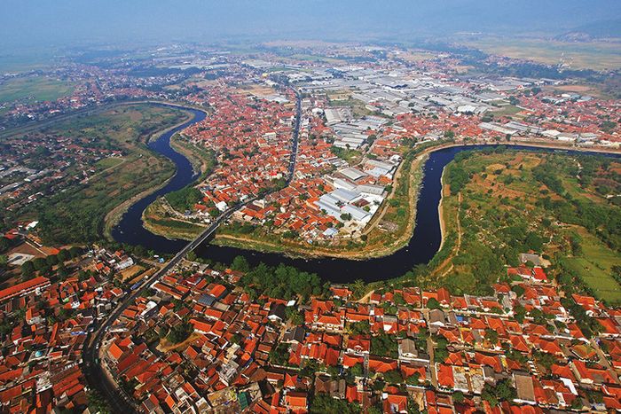 Citarum, sungai terpanjang dan terbesar di Provinsi Jawa Barat, melayani populasi 25 juta manusia.