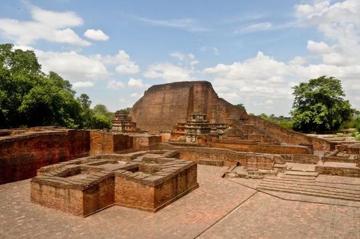 Reruntuhan kuno di situs arkeologi Nalanda Mahavihara.