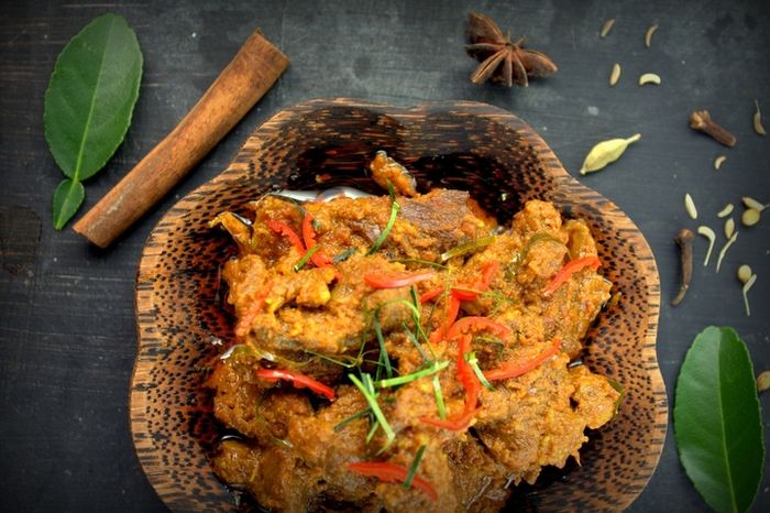Randang, sebutan rendang dalam bahasa Minang, sebenarnya bukan nama sebuah makanan melainkan kata yang menekankan pada proses pembuatannya.