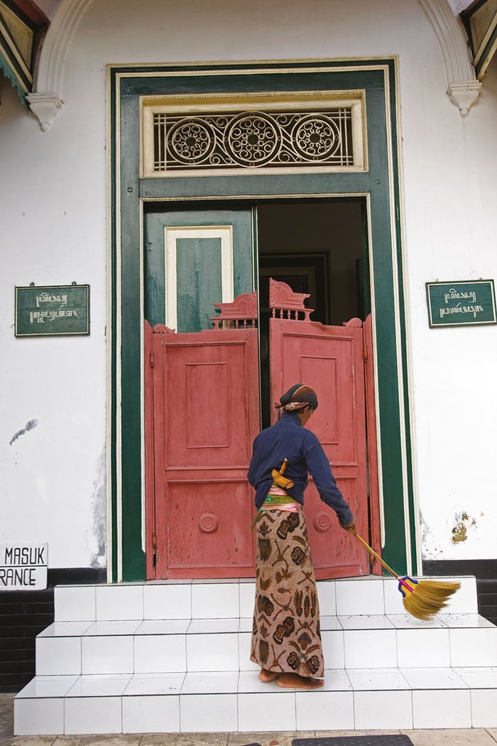 Merawat bukti sejarah, termasuk memperhatikan kebersihan pusaka Yogyakarta.