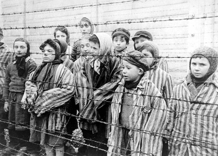 Anak-anak yang menjadi tahanan Nazi di Auschwitz menggunakan jaket tahanan ukuran dewasa.