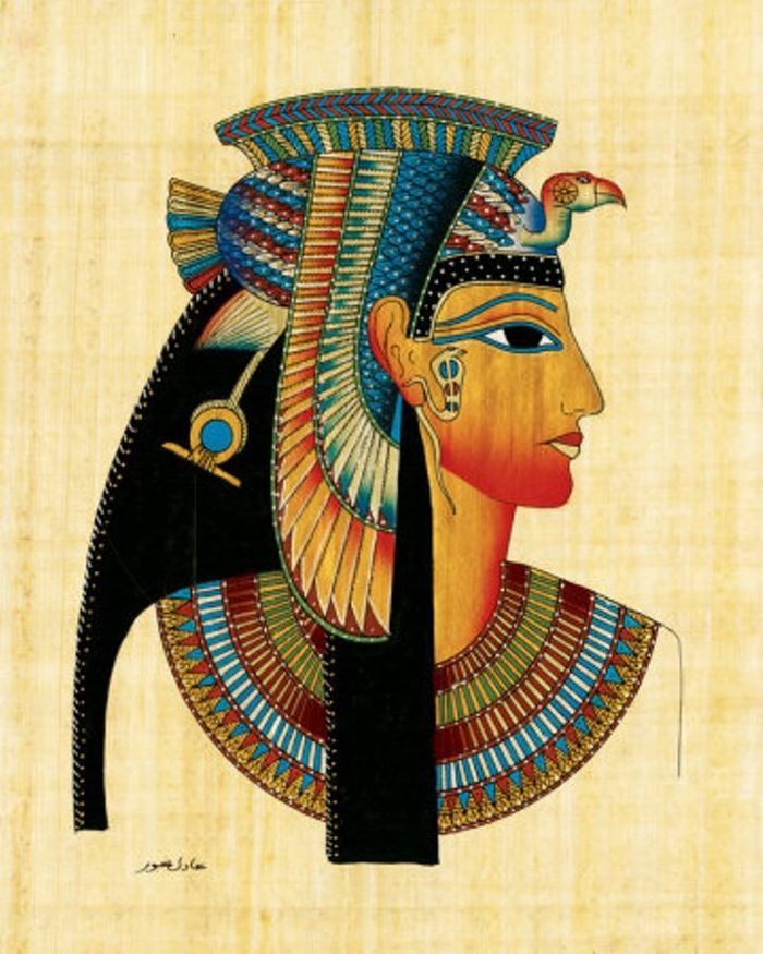 Cleopatra menjadi simbol perempuan kuat, cerdas serta ahli politik terkenal. Dia fasih berbicara dalam bahasa Mesir dan bahasa Yunani, serta tujuh bahasa asing lainnya.