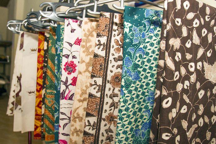 Warna-warni batik menghiasi Desa Trusmi yang merupakan salah satu kampung batik di Cirebon. Kegiatan