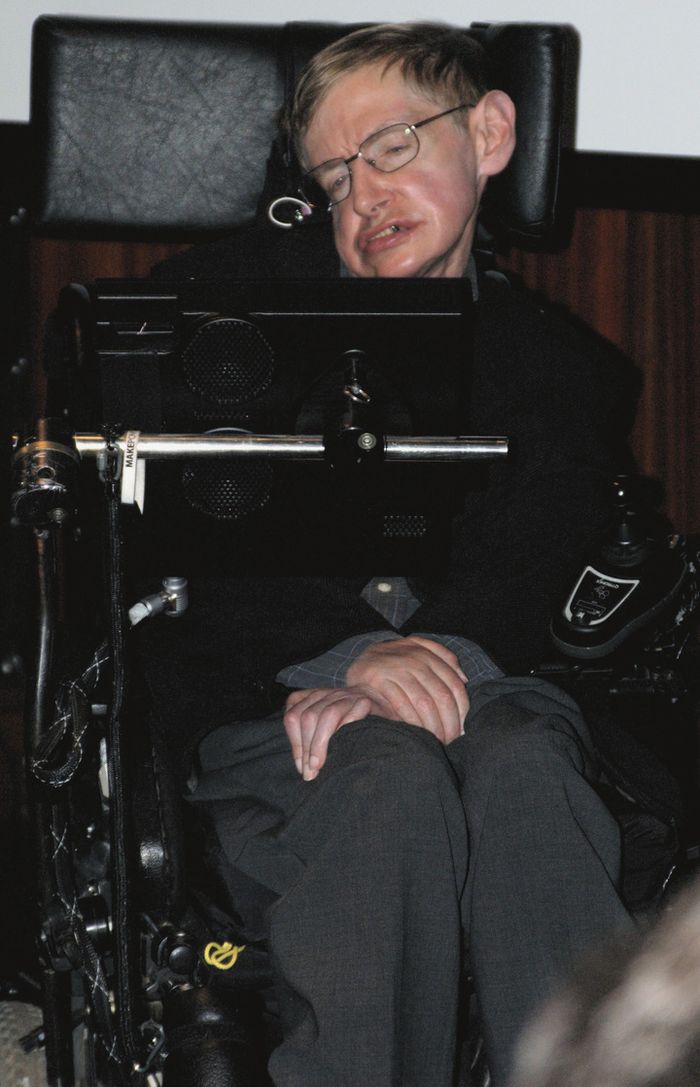 Stephen Hawking dalam konferensi pers di National Library of France. Teorema area lubang hitam yang terkenal itu diturunkan Stephen Hawking pada 1971 yang berasal dari teori relativitas umum Albert Einstein.