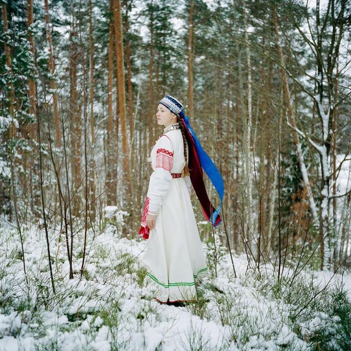 Di Obinitsa, Estonia, seorang gadis muda Seto bernama Liisi Loiv memakai kostum tradisional di kebu