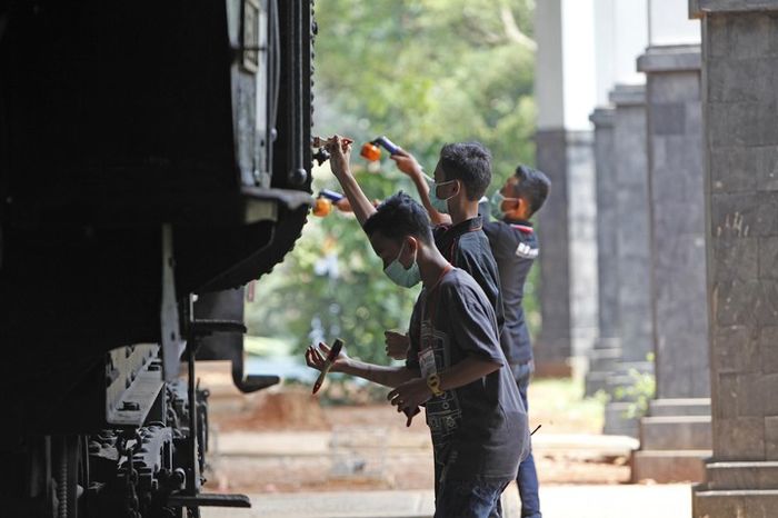 Acara perawatan lokomotif koleksi Museum Transportasi dihadiri oleh anggota komunitas IRPS, Railfans Daop-1 (RD One), Komunitas Railfans Daop Empat (KRDE), dan Jejak Railfans.