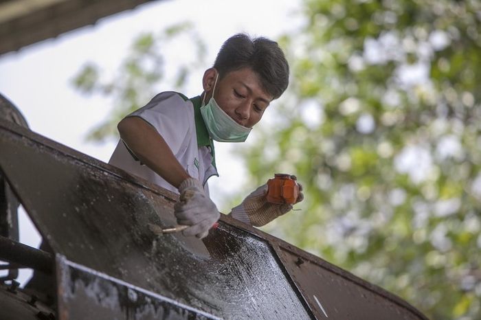 Tujuan acara perawatan lokomotif uap ini dilaksanakan untuk preservasi, mencegah dari dari karat dan menumbuhkan kecintaan terhadap kereta. Seorang peserta tengah melapisi badan lokomotif dengan minyak solar dan oli untuk menghindari tumbuhnya karat.