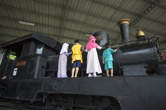 Sebanyak 40-an peserta berpartisipasi dalam upaya pelestarian ini, termasuk anak-anak usia sekolah dasar. Mereka turut melapisi badan dari enam lokomotif tua koleksi Museum Transportasi TMII dengan minyak solar. 
