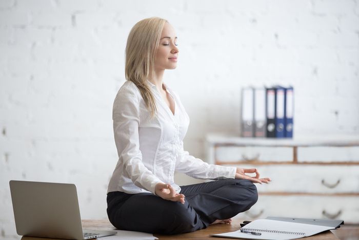 Ada cara-cara alami yang bisa dilakukan untuk mengurangi stres, di antaranya dengan bermeditasi.