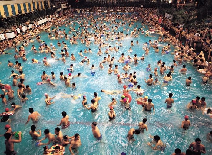 Ameba biasanya muncul di kolam renang. Selain itu ia hidup di tanah dan air tawar yang lebih hangat seperti yang ditemukan di danau, sungai, mata air panas, pemanas air, dan tangki air pabrik industri.