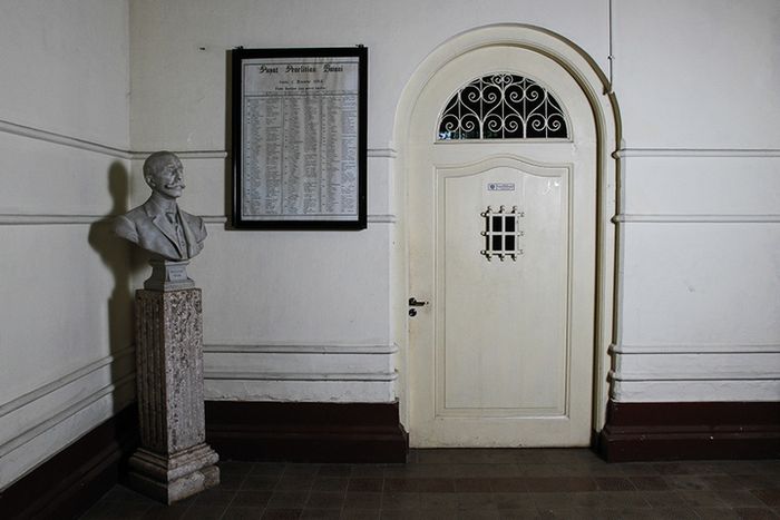 Patung Dr. Melchior Treub yang ditempatkan di pintu masuk Laboratorium Treub Kebun Raya Bogor. Saat 
