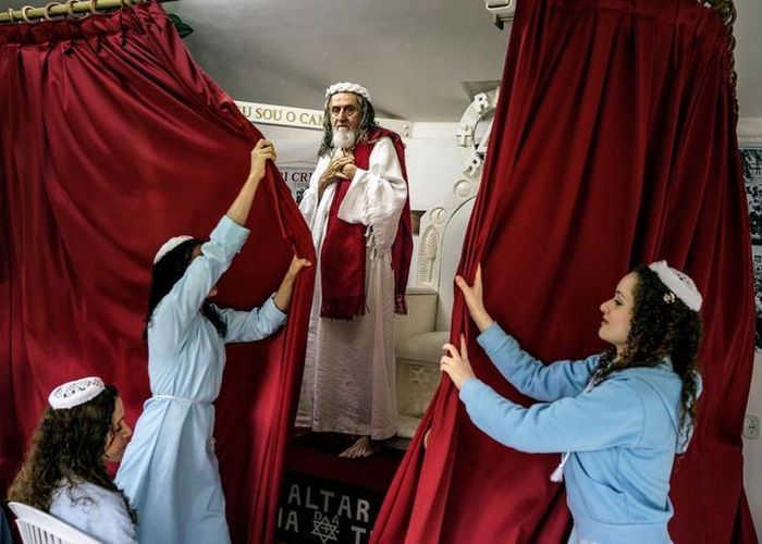 INRI Cristo di akhir sesi doa di komplek kapel.