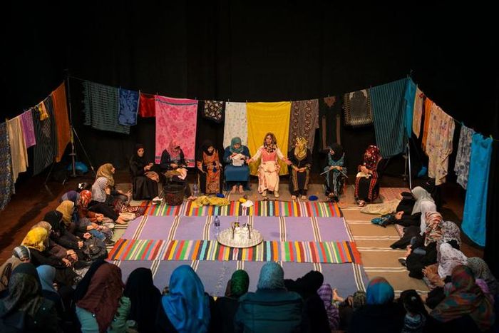 Di sebuah teater di Kota Gaza, para wanita menampilkan cerita untuk khalayak wanita yang secara eksklusif memperluas tradisi cerita lisan yang kaya di Gaza. Topik meliputi cinta, pernikahan, persahabatan dan keluarga.
