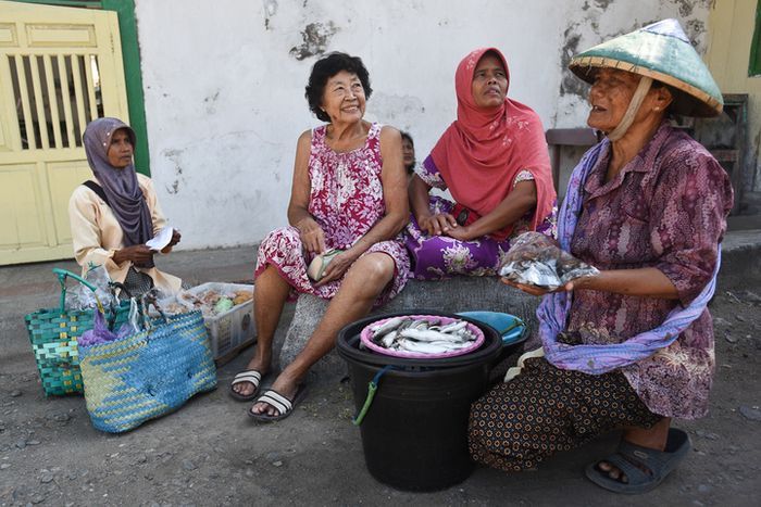 Indonesia ditakdirkan memiliki keragaman budaya dan keyakinan. Di sebuah gang kompleks Karangturi, Lasem, kerukunan senantiasa terpelihara meski mereka berasal dari beragam budaya.