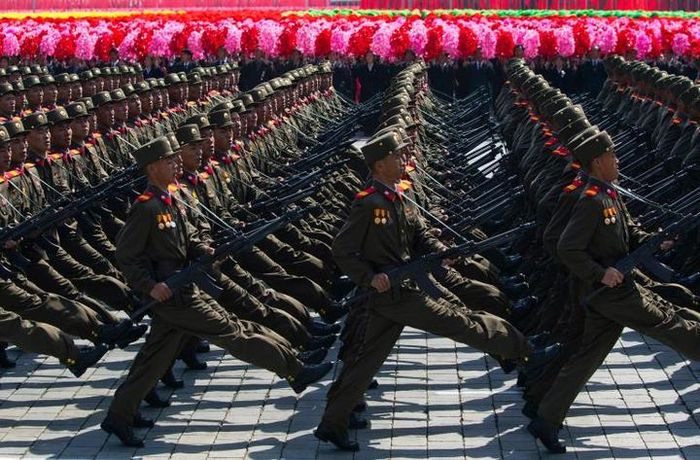 Tentara Korea Utara berbaris jika dilihat sekilas akan terlihat kembar seluruhnya, tanpa memerhatikan detil dari tiap individu mereka.
