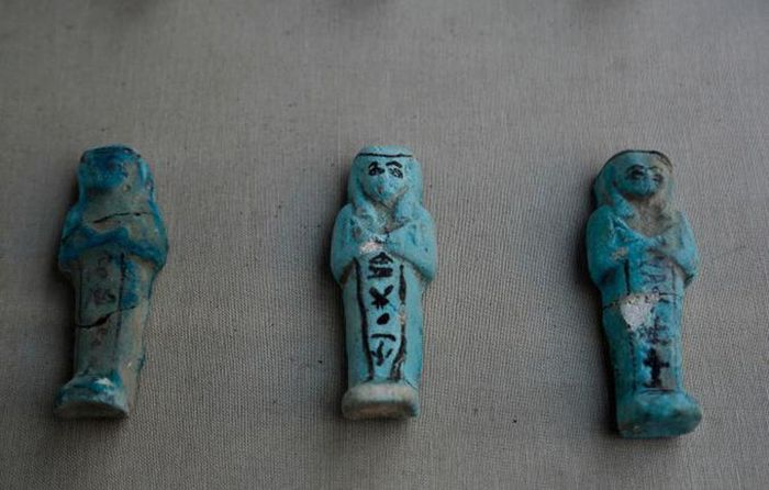 Patung-patung Ushabti ditemukan terpajang di depan makam. Ushabti adalah simbol penguburan yang ditempatkan di makam untuk menemani orang mati ke alam baka.