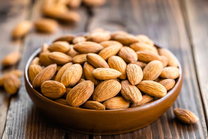 Almond tinggi protein, serat, dan asam lemak tak jenuh dapat berkontribusi pada sifat mengenyangkan.