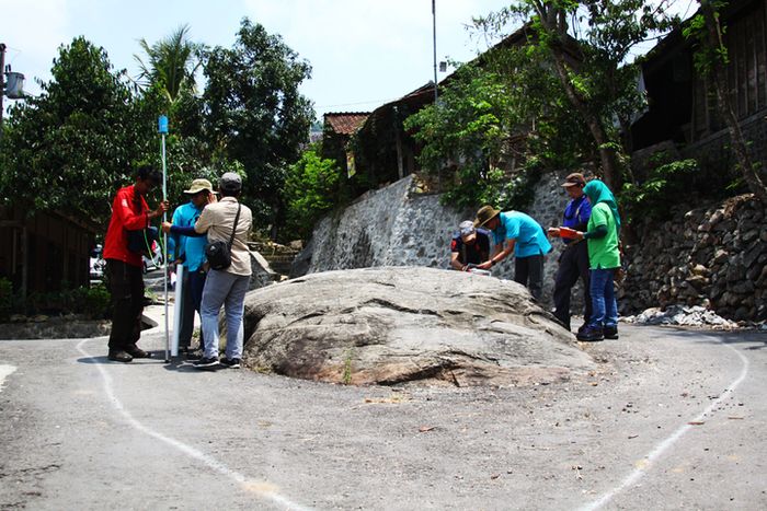 Dalam kegiatan lapangan, ahli geologi dan geofisika mempelajari batuan untuk menyingkap rahasia masa
