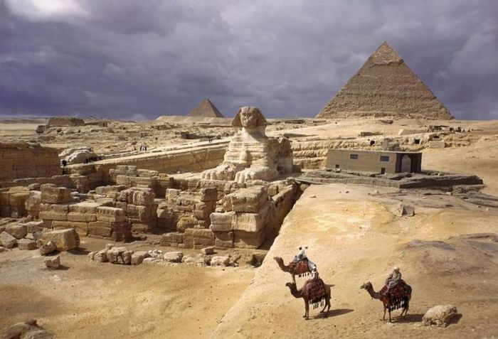 Piramid Giza dan Sphinx Agung. Para firaun secara bertahap berhenti membangun piramida selama Kerajaan Baru (1550-1070 Sebelum Masehi). Mereka memilih untuk dimakamkan di Lembah Para Raja, yang terletak sekitar 483 kilometer di selatan Giza.