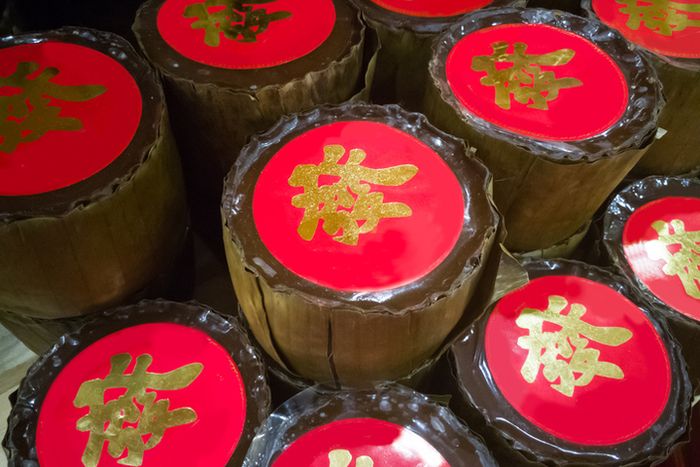 Kue keranjang, hidangan khas saat perayaan Imlek.