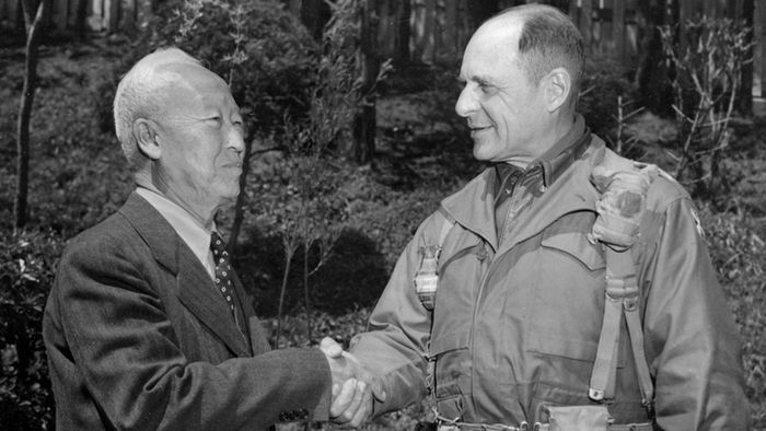 Syngman Rhee, Presiden Korea Selatan, bertemu dengan Jendral  Matthew B. Ridgway.