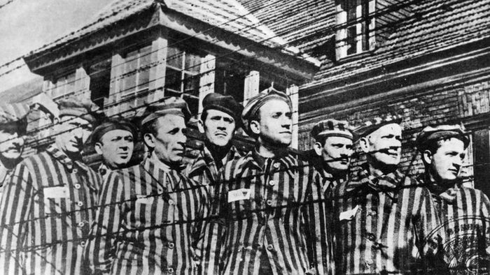 Beberapa tahanan di kamp konsentrasi Auschwitz.