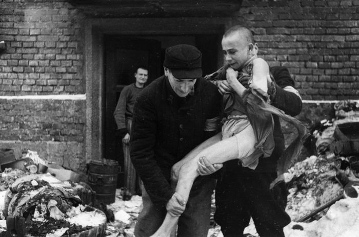 Ivan Dudnik, anak laki-laki berusia 15 tahun, diselamatkan dari kamp Auschwitz.