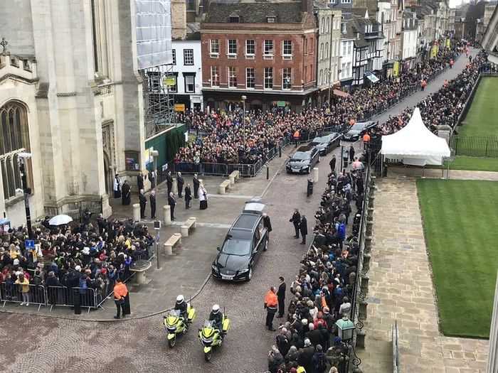 Ribuan orang berbaris di jalanan Cambridge untuk melihat pemakaman Stephen Hawking.