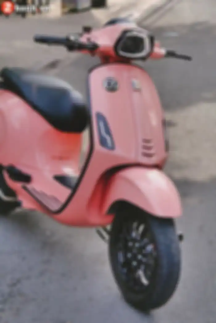 Fascia depan Vespa Sprint berkelir pink.
