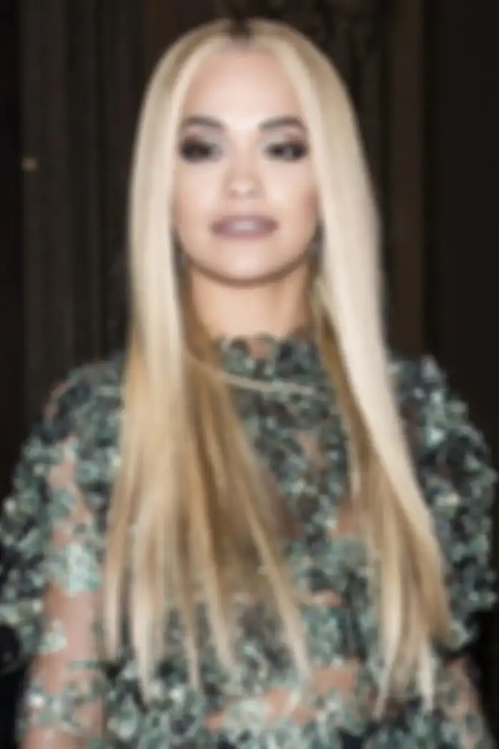 Rita Ora rambut lurus