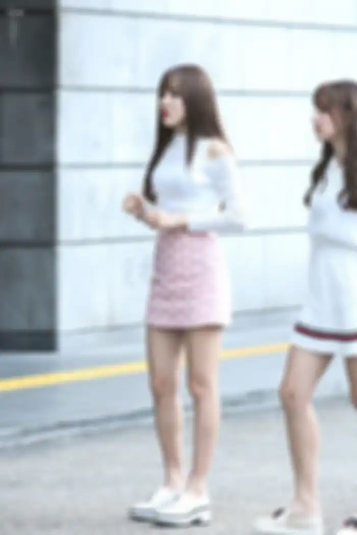 Yuju Gfriend open shoulder top dan polkadot pencil skirt