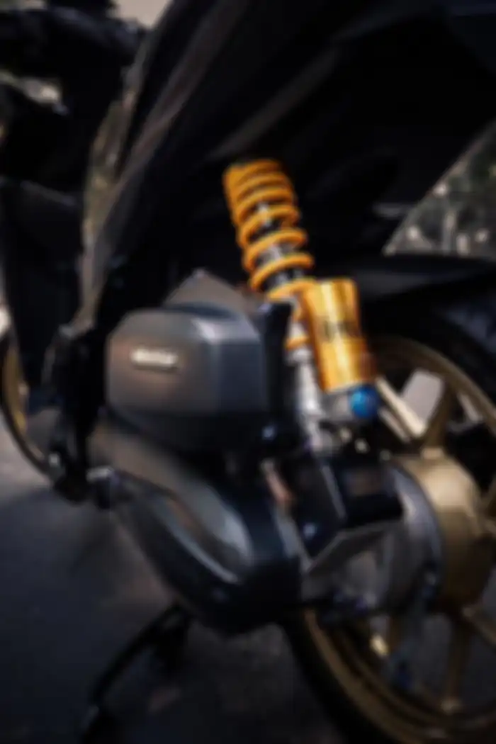 Selain serat karbon, Honda Vario 150 ini juga dipasang sokbreker Ohlins.