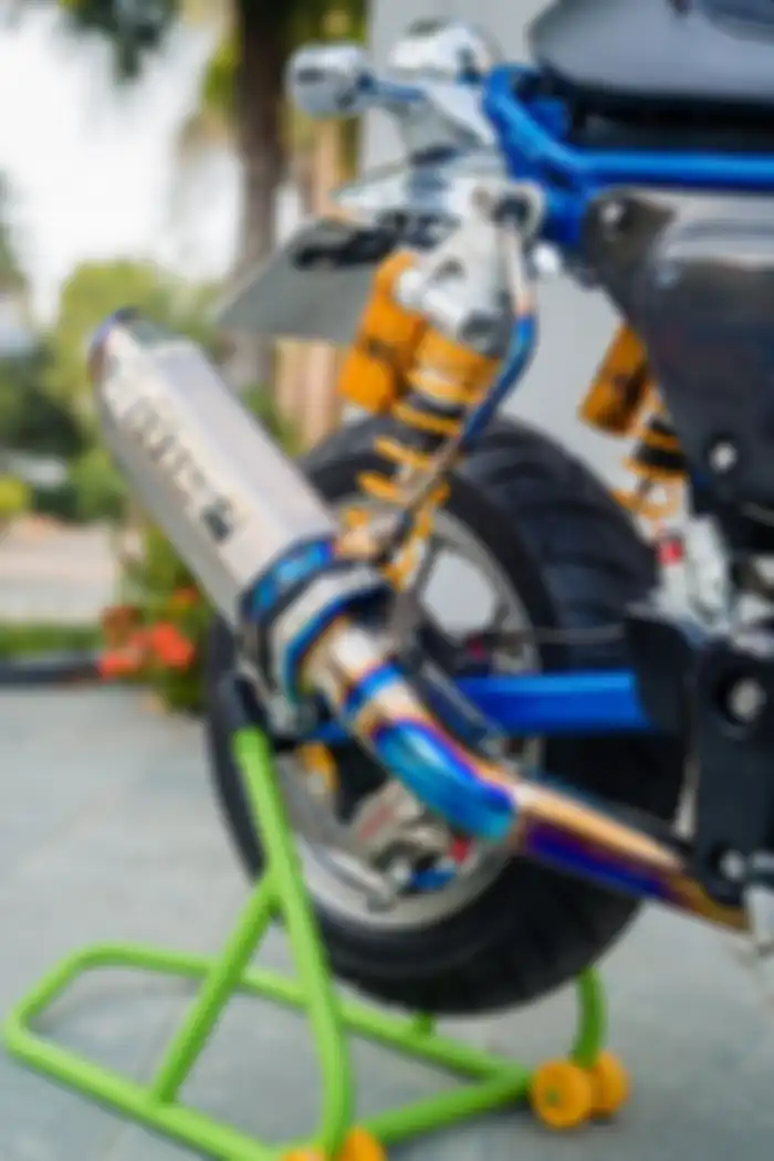 Sokbreker Ohlins dan knalpot Over Racing.
