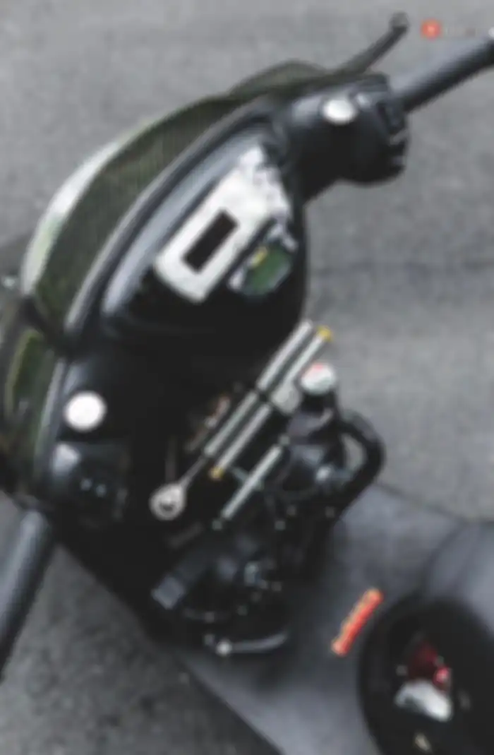 Bagian kokpit tampil ala racing look. Terdapat steering damper Ohlins dan radiator custom dengan extra fan besar.