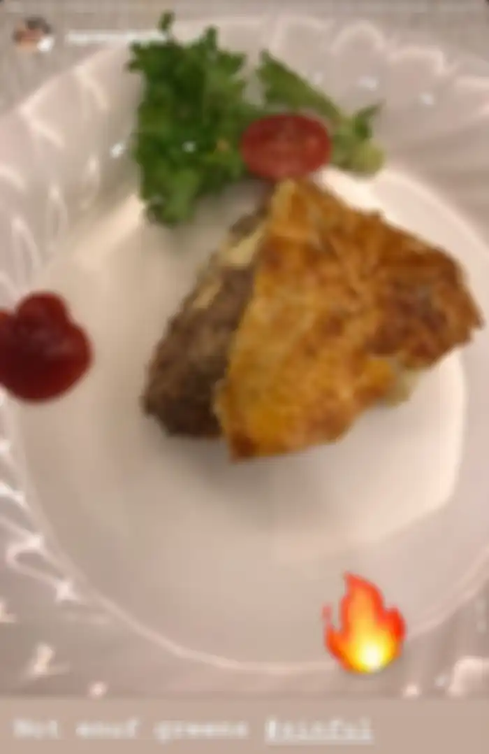 Nasibnya jadi sorotan usai cerai, Engku Emran kepergok ngeluh soal makanan, Laudya Cynthia Bella malah asyik cekikian bareng sahabat-sahabatnya seraya lakukan hal ini. 