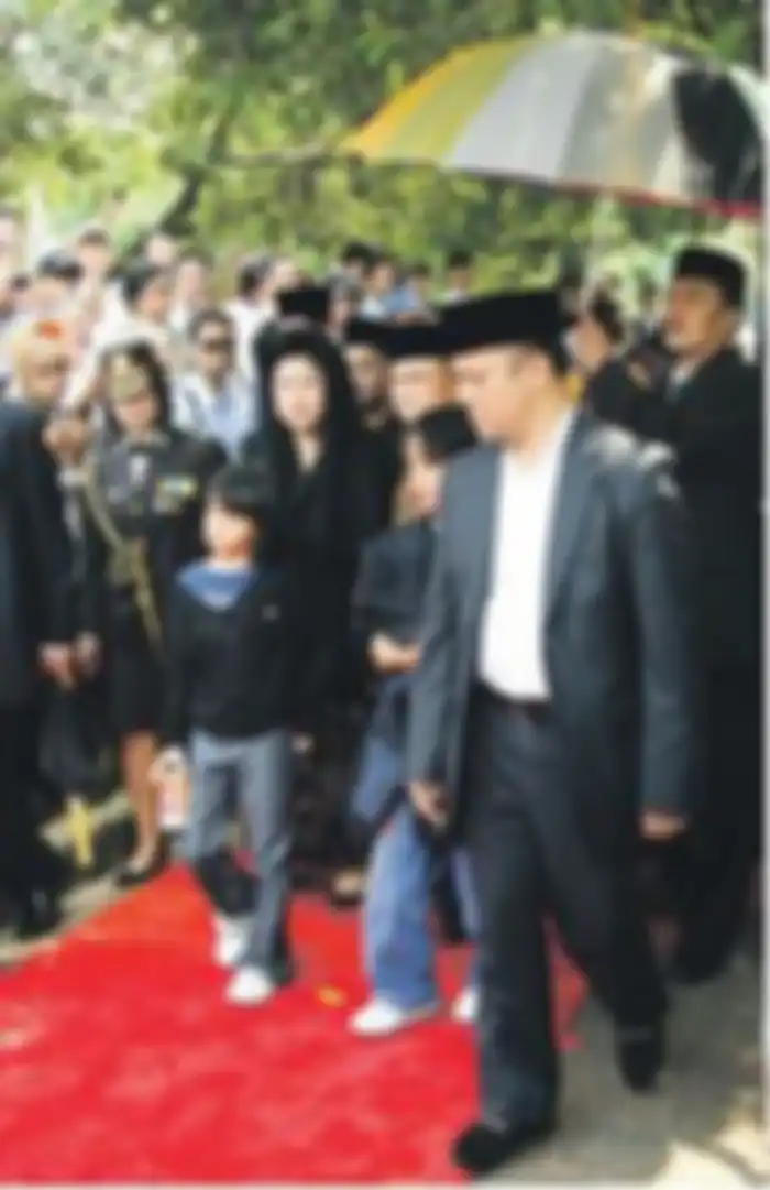 Anak Habibie menyambut kedatangan presiden SBY.