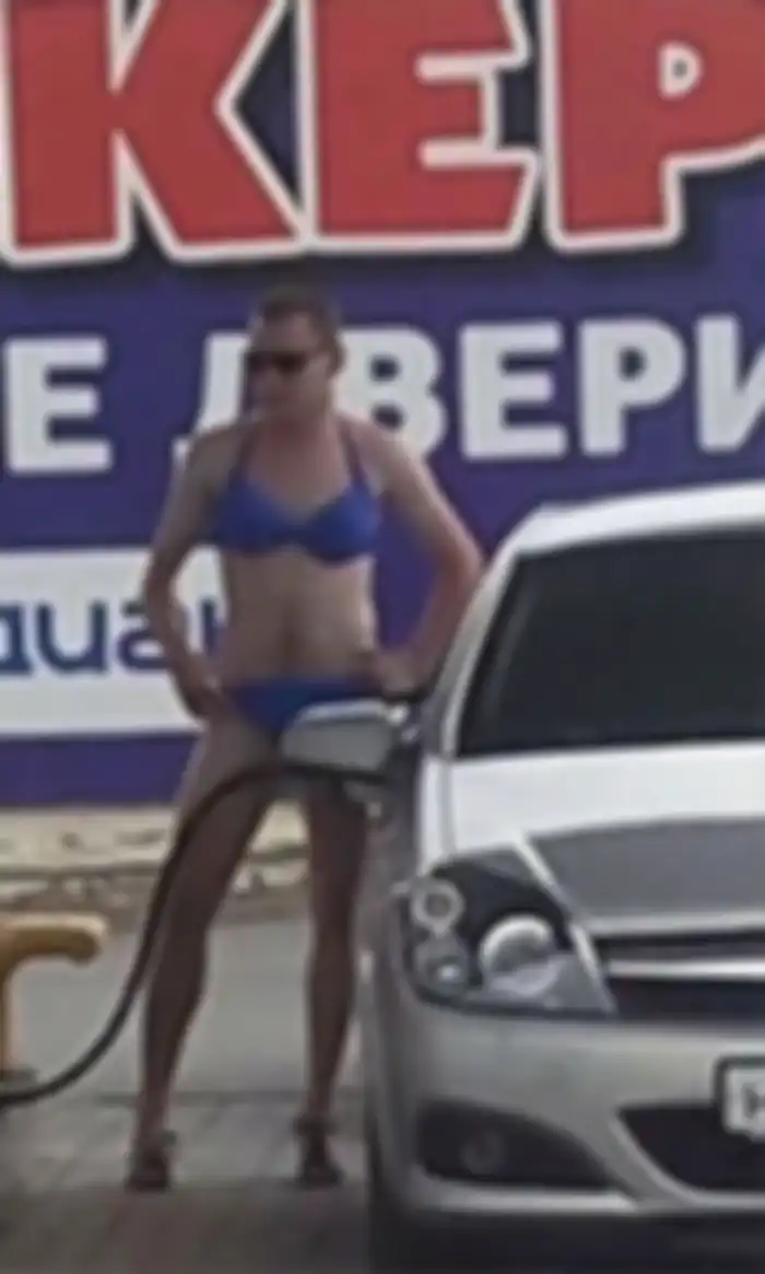 Pengendara cowok di Rusia nekat pakai bikini demi mendapatkan BBM gratis.