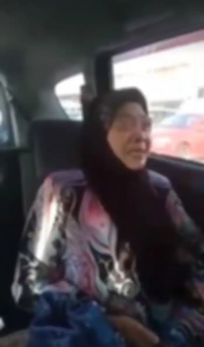 seorang ibu menangis usai diusir anak dan menantunya