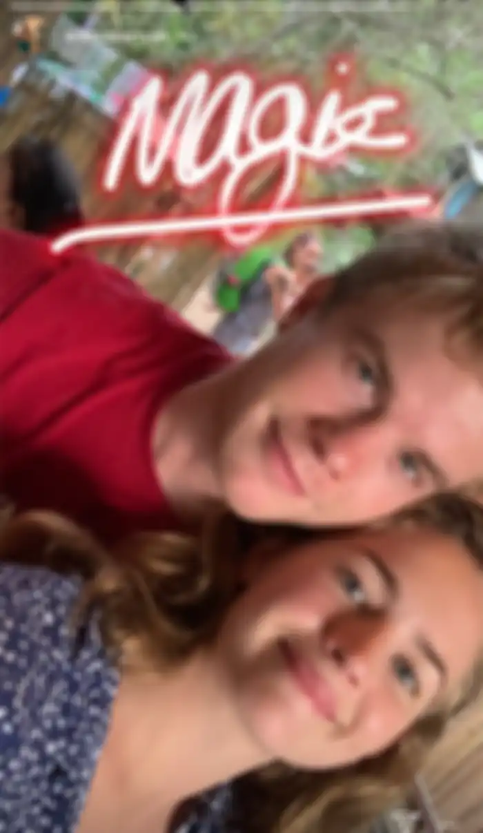 Britt Robertson dan Graham Rogers