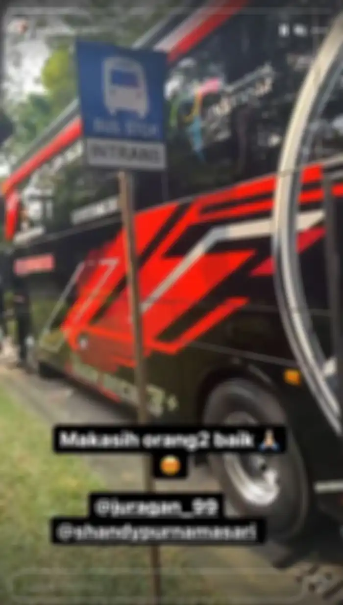 Rizky Billar boyong keluarga ke Bandung naik bis. 