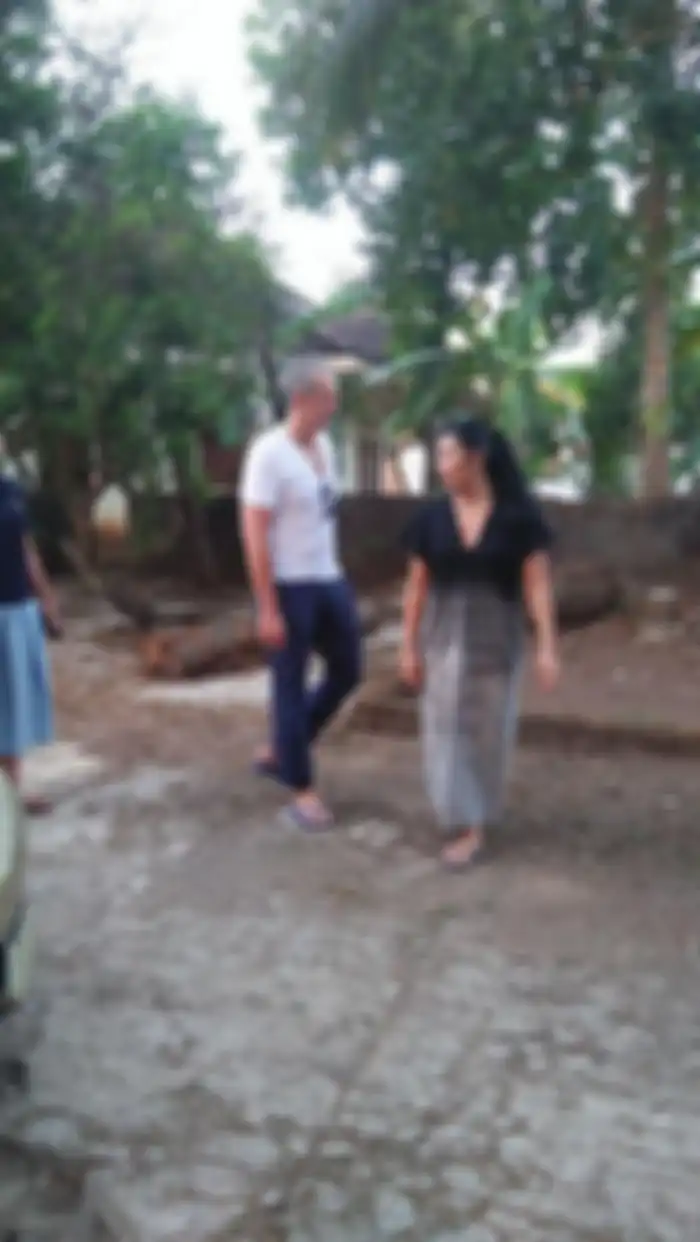Ditemani Suami Bulenya, Anggun C Sasmi Pulang Kampung ke Kroya untuk Nyekar Makam sang Ayah