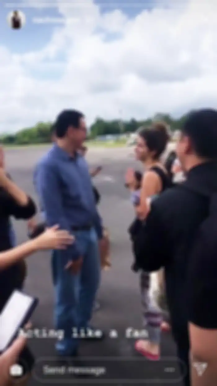 Ahok pulang ke Belitung. Dimintai foto saat di Bandara