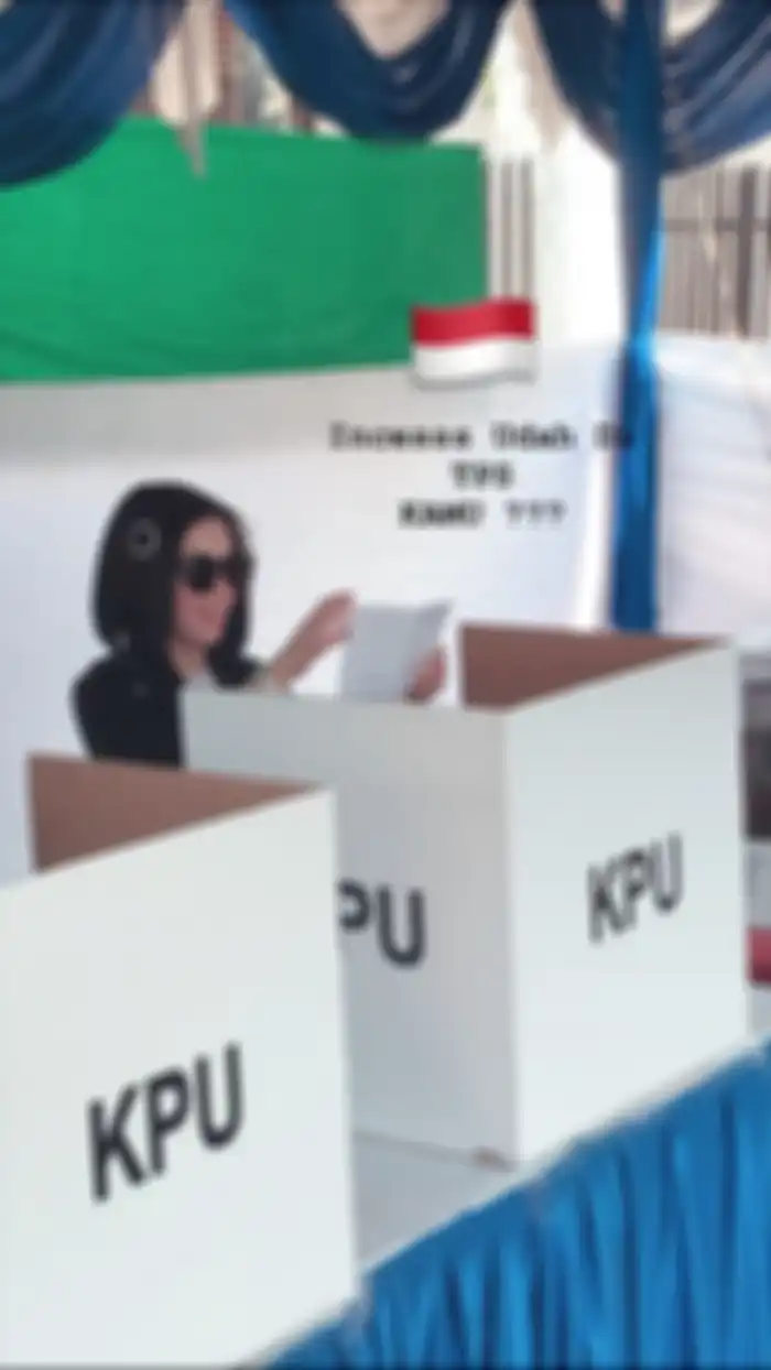 Syahrini saat memilih calon presiden 2019.
