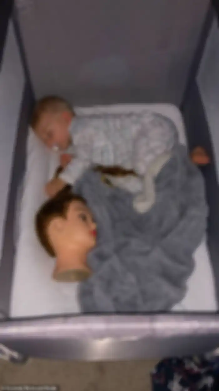 Harry membawa boneka kepala saat tidur