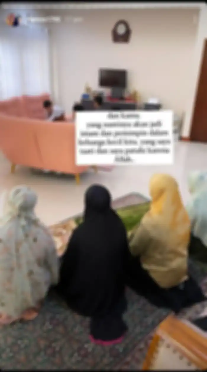 Teuku Ryan saat memimpin shalat jamaah