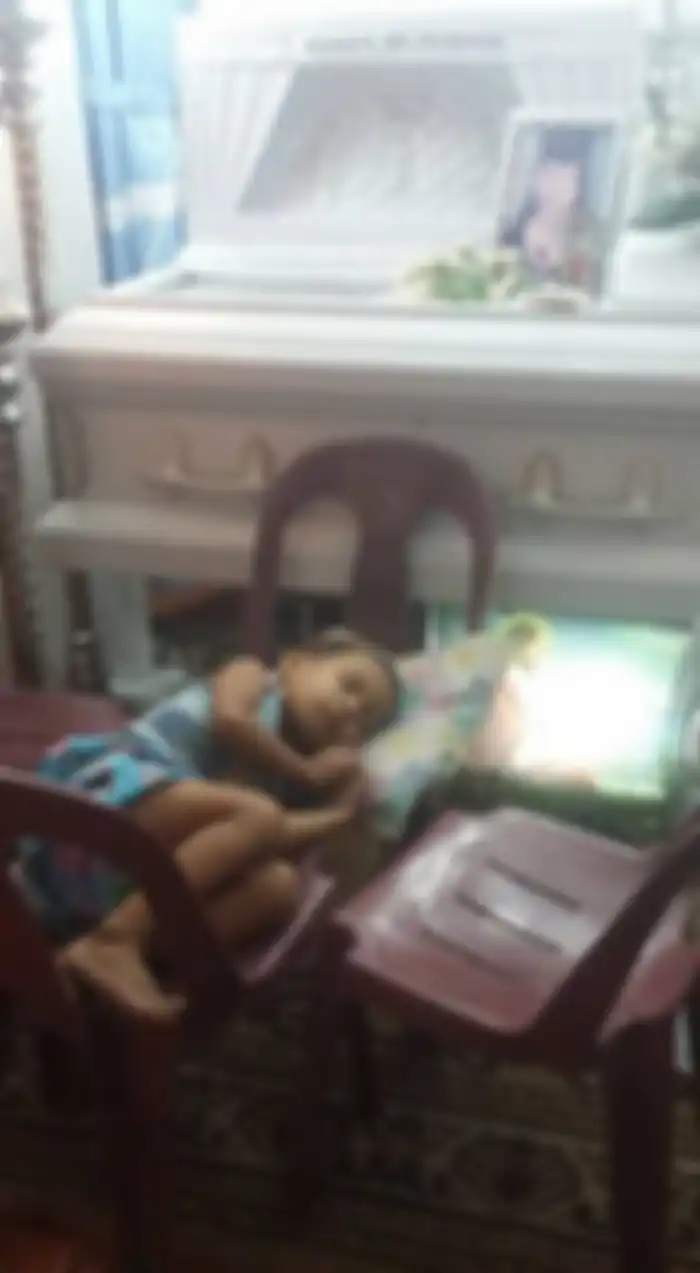 Khayne tidur di samping peti mati ibunya